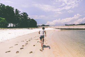 consejos-correr-playa-runner-descalzo