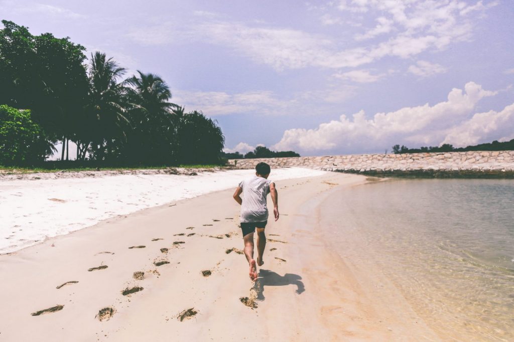 consejos-correr-playa-runner-descalzo